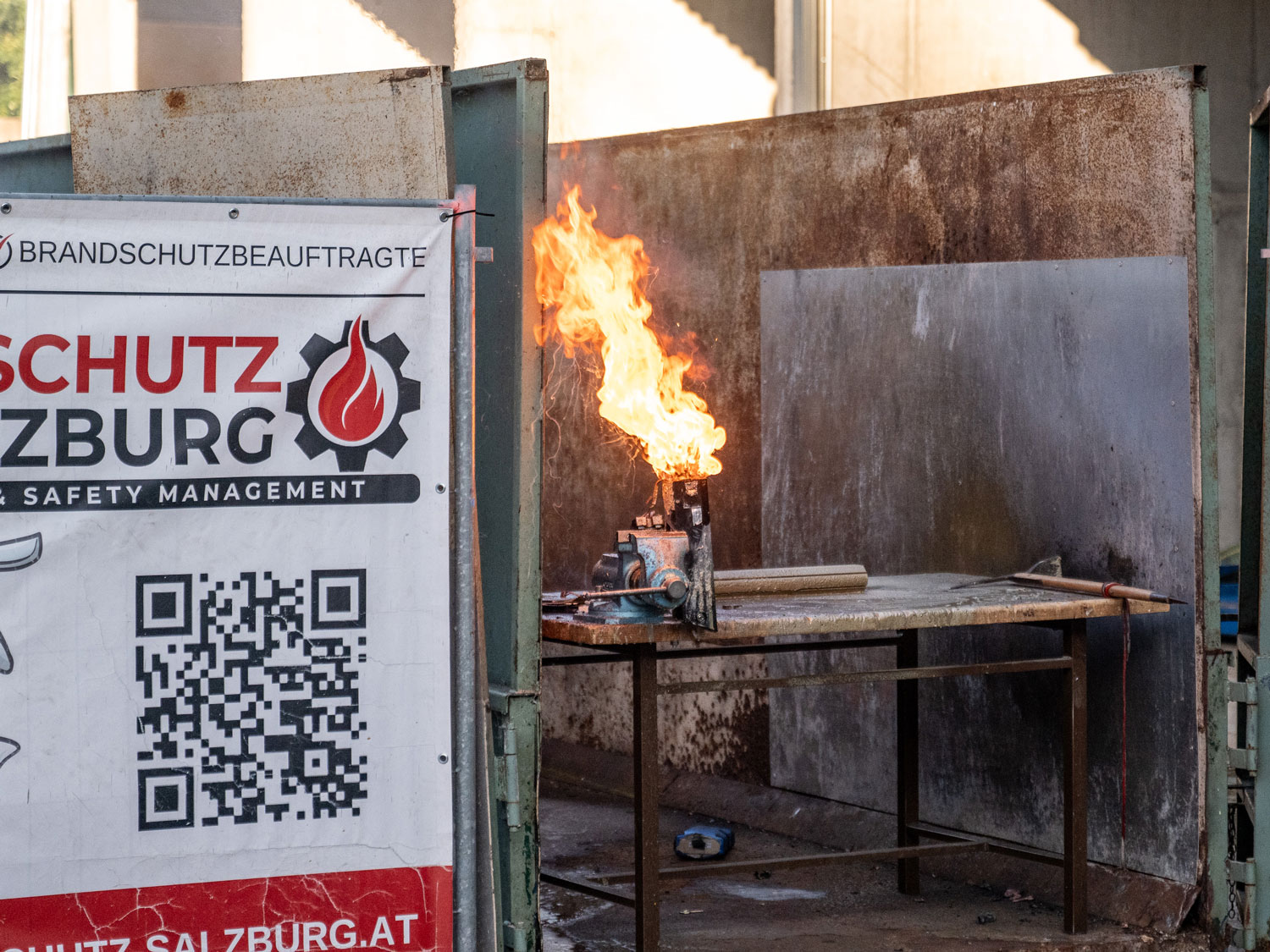 Löschübung mit Feuerlöscher im betrieblichen Brandschutz