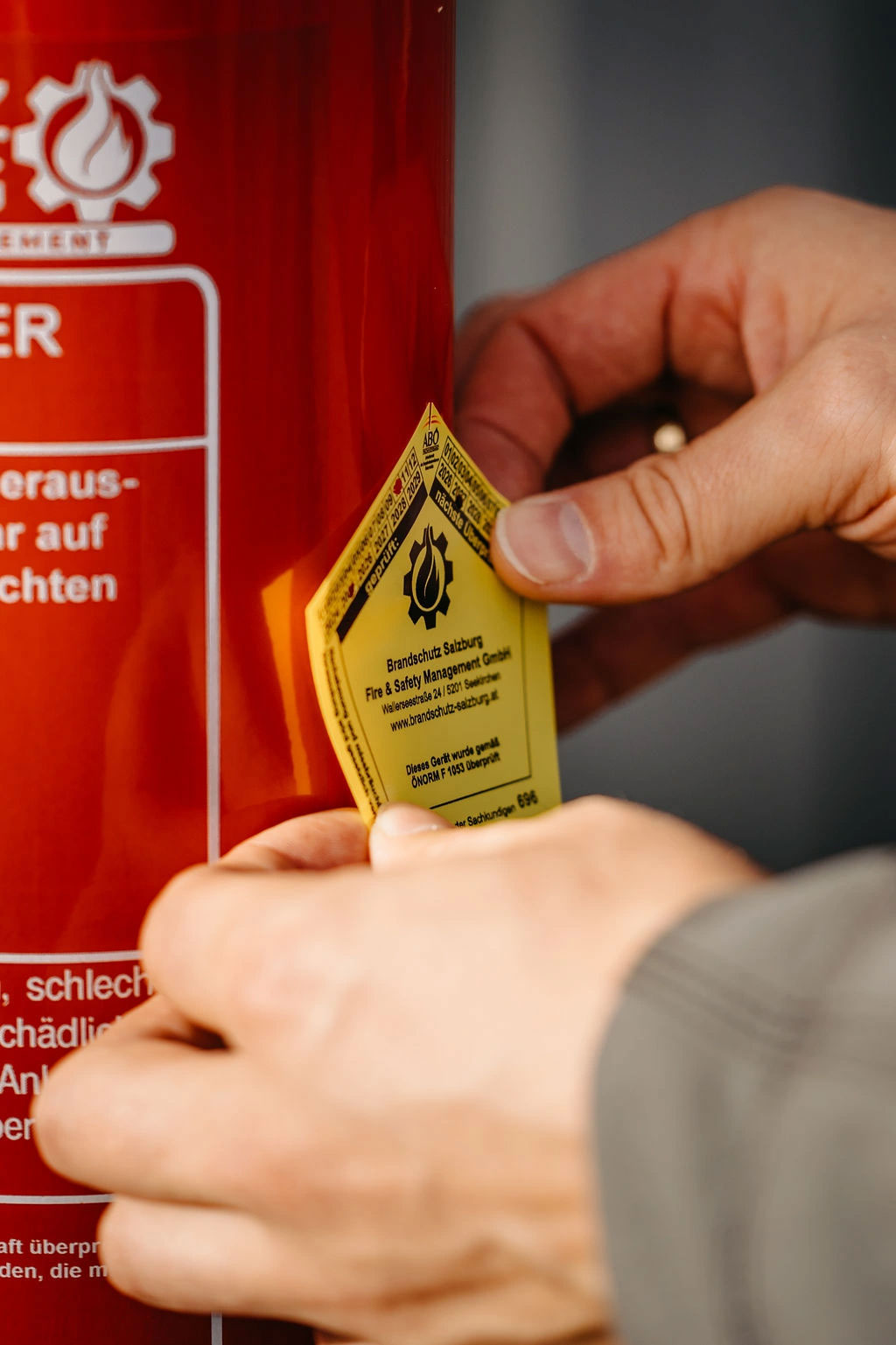 Technischer Service eines Feuerlöschers